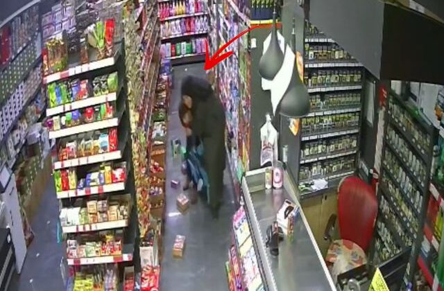 5.2’lik depremden en net görüntü! Çocuğunu böyle korumaya çalıştı