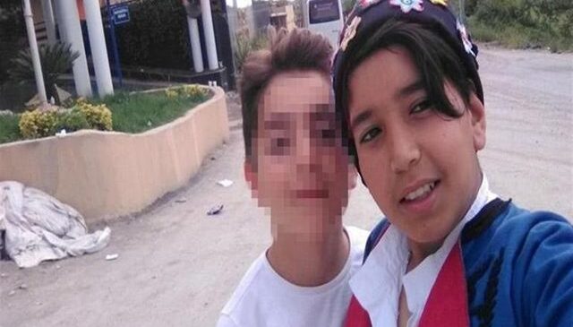 8 yıl önce tüfekle öldürülen Kerem’in ailesinin avukatı duruşma salonunda bastonla olayı canlandırdı
