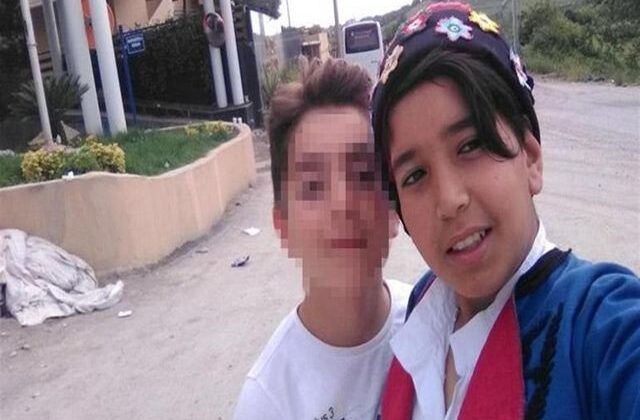 8 yıl önce tüfekle öldürülen Kerem’in ailesinin avukatı duruşma salonunda bastonla olayı canlandırdı