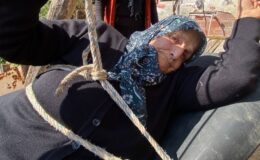 82 yaşındaki kadın, 20 yıldır çelik telli teleferikle evine ulaşıyor