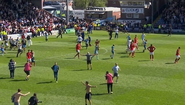 90+5’teki golle şampiyonluk geldi sanıp sahaya indiler, 90+13’te yedikleri golle şampiyonluğu kaçırdılar