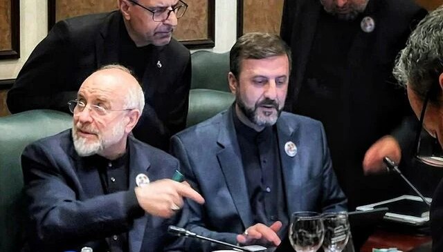 ABD ile masaya oturan İran heyetinden ilk fotoğraf