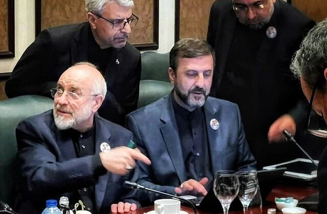 ABD ile masaya oturan İran heyetinden ilk fotoğraf