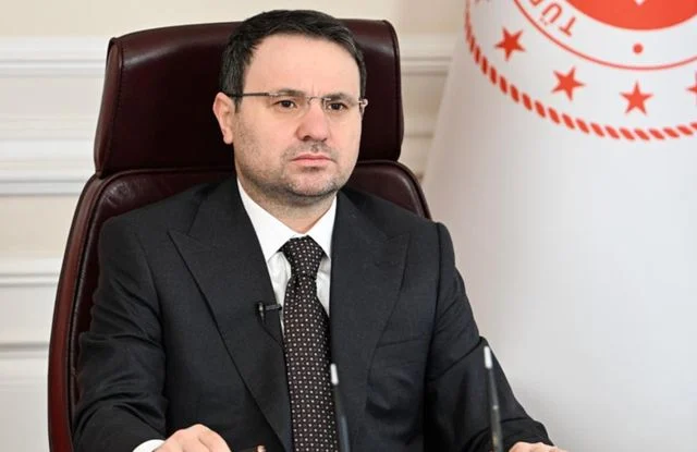 Bakan Akın Gürlek’i taşıyan uçak Diyarbakır’a inemedi