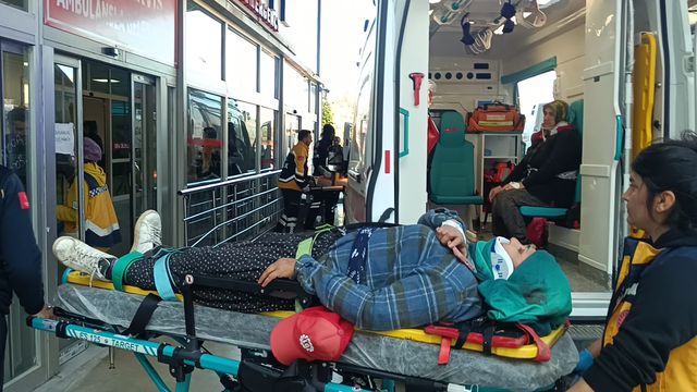 Adana’da tarım işçilerini taşıyan minibüs devrildi: 17 yaralı