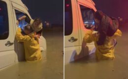 Adana sular altında kaldı! Minibüste mahsur kalan çocuklar böyle kurtarıldı