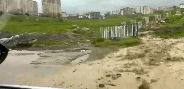 Çocukların sel sularında tehlikeli oyunu