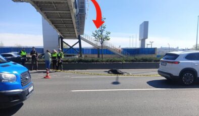 Üstgeçitte afiş asarken yola düşen işçi otomobilin altında can verdi