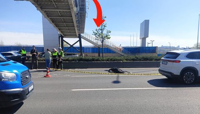 Üstgeçitte afiş asarken yola düşen işçi otomobilin altında can verdi