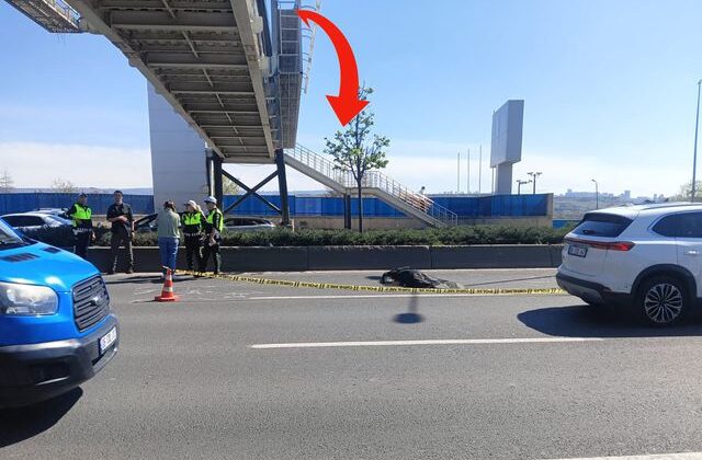 Üstgeçitte afiş asarken yola düşen işçi otomobilin altında can verdi