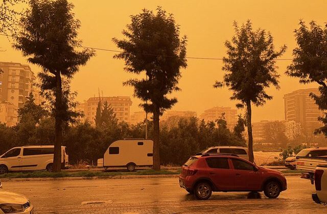 Afrika’dan gelen çöl tozu Türkiye’ye giriş yaptı! Bazı illerimizde göz gözü görmüyor