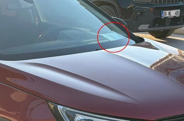 AK Partili Eyüp Kadir İnan’dan camına parti logolu kart bırakanlara tepki