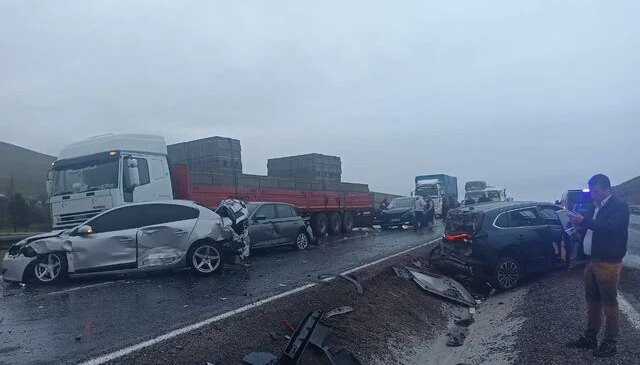 Kontrolden çıkan yolcu otobüsü 10 araca çarparak durabildi
