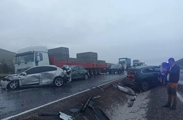 Kontrolden çıkan yolcu otobüsü 10 araca çarparak durabildi