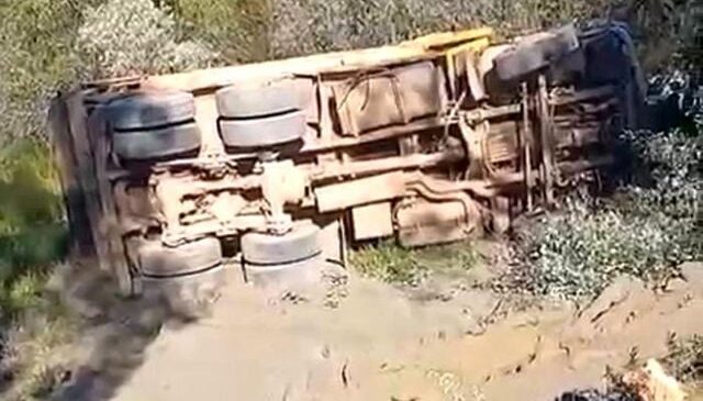 Alanya’da kamyon şarampole devrildi sürücü hayatını kaybetti