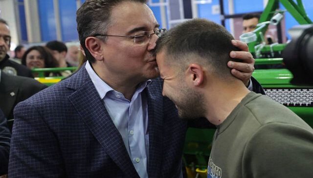 Ali Babacan, 24 yaşındaki genç çiftçiyi görünce alnından öptü