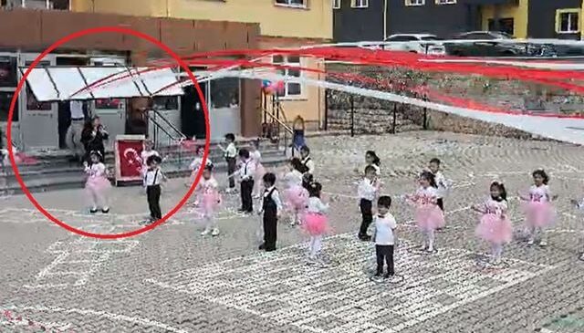 Anaokulu bahçesinde gösteri yapan öğretmen ve öğrencilerin üzerine tabela düştü