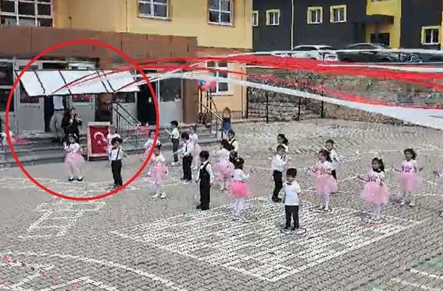 Anaokulu bahçesinde gösteri yapan öğretmen ve öğrencilerin üzerine tabela düştü