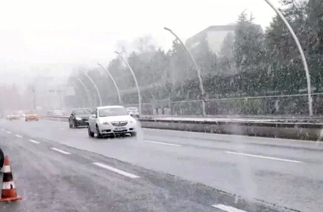Ankara’ya lapa lapa kar yağdı