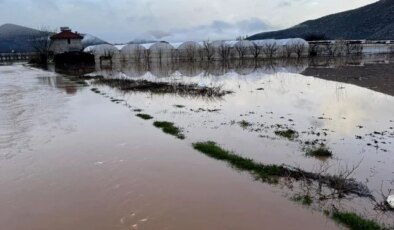 Antalya’da sağanak; dereler taştı, tarım alanları su altında kaldı