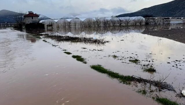 Antalya’da sağanak; dereler taştı, tarım alanları su altında kaldı