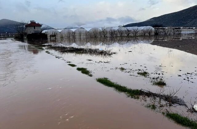 Antalya’da sağanak; dereler taştı, tarım alanları su altında kaldı