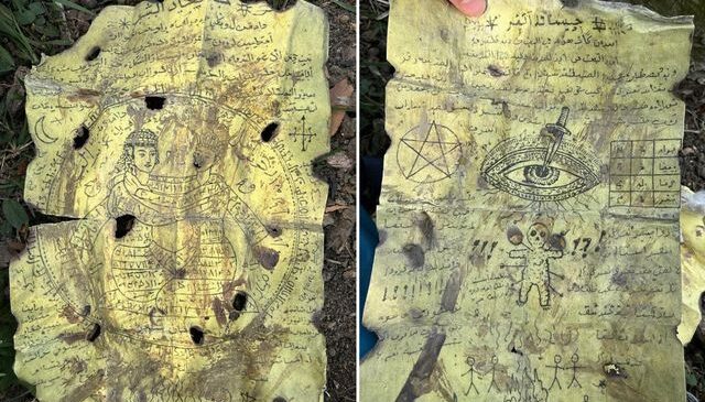 Aracını satarken plakalığın içinde büyü kağıtları buldu