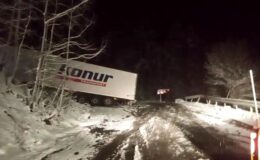 Ardahan-Artvin karayolunda kayan tır yolu kapattı, onlarca araç mahsur kaldı