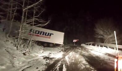 Ardahan-Artvin karayolunda kayan tır yolu kapattı, onlarca araç mahsur kaldı