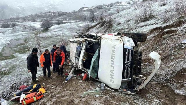 Artvin’de ambulans uçuruma yuvarlandı: 1 ölü, 4 yaralı