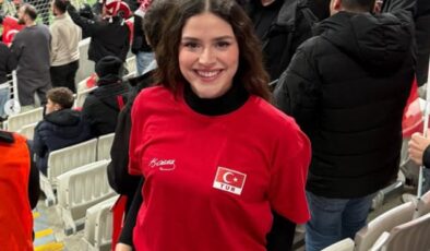 Ayşe Yüksel’in aile pozunda benzerlik detayı dikkat çekti