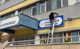 Ayser Çalık Ortaokulu’nun tabelası, yeni binaya asıldı