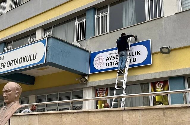 Ayser Çalık Ortaokulu’nun tabelası, yeni binaya asıldı