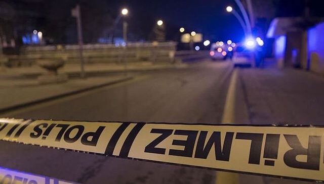 17 yaşındaki çocuk iki polisi birden bıçakladı