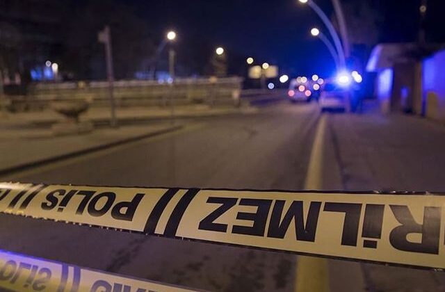 17 yaşındaki çocuk iki polisi birden bıçakladı