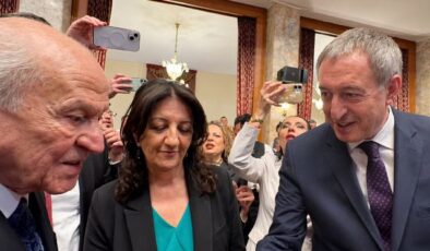 Bahçeli’den resepsiyonda dikkat çeken temas: DEM Parti heyetiyle tokalaştı