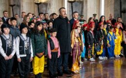 Bakan Tekin 81 ilden çocuklarla Anıtkabir’de: Düşünen, üreten ve değer katan bireyler yetiştiriyoruz