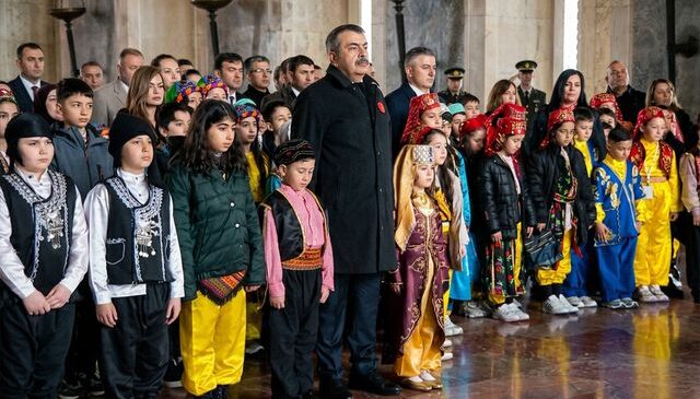 Bakan Tekin 81 ilden çocuklarla Anıtkabir’de: Düşünen, üreten ve değer katan bireyler yetiştiriyoruz
