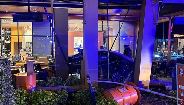 Bakırköy’de otomobil kafedeki müşterilerin arasına daldı: 6 yaralı