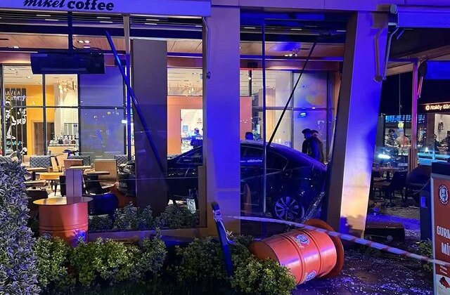 Bakırköy’de otomobil kafedeki müşterilerin arasına daldı: 6 yaralı