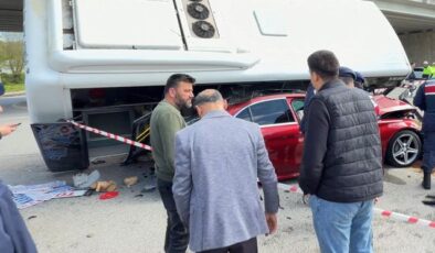 Halk otobüsü otomobilin üzerine devrildi! Çok sayıda yaralı var