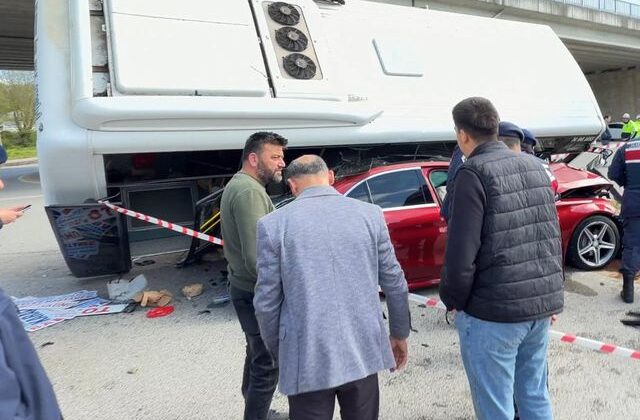 Halk otobüsü otomobilin üzerine devrildi! Çok sayıda yaralı var