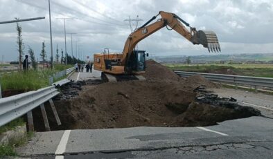 Batman’da yoğun yağış nedeniyle yol çöktü