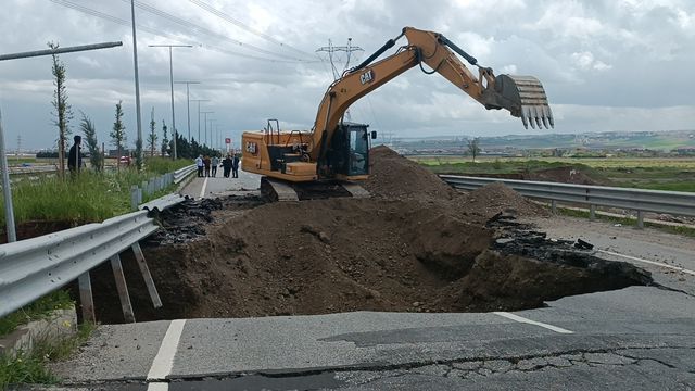 Batman’da yoğun yağış nedeniyle yol çöktü