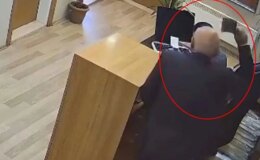 Belediyede satırlı dehşet kamerada! Başından yaralandı