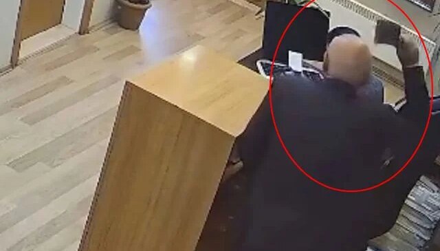 Belediyede satırlı dehşet kamerada! Başından yaralandı