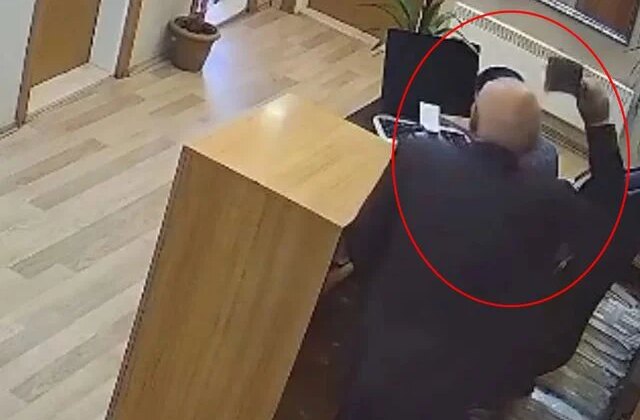 Belediyede satırlı dehşet kamerada! Başından yaralandı