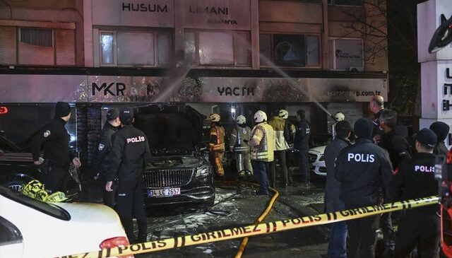 Beşiktaş’ta araç kiralama şirketinde çıkan yangında 14 araç zarar gördü