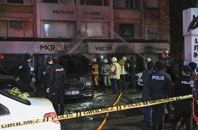 Beşiktaş’ta araç kiralama şirketinde çıkan yangında 14 araç zarar gördü