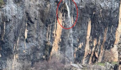 Dağ delindi, su 20 metre yüksekten fışkırdı! Gören hayran kaldı